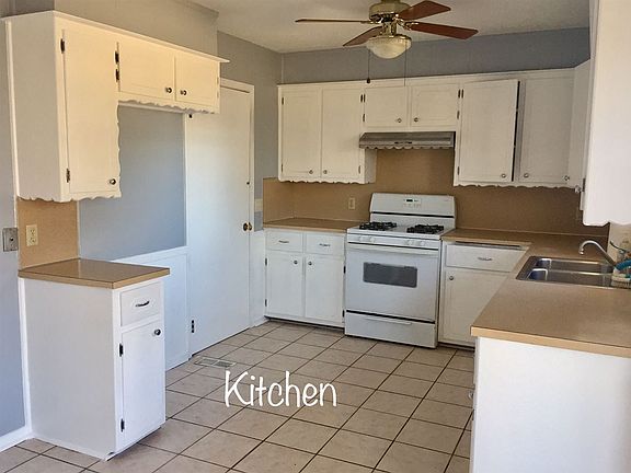 3rd image of 624 W Hartwood Ave