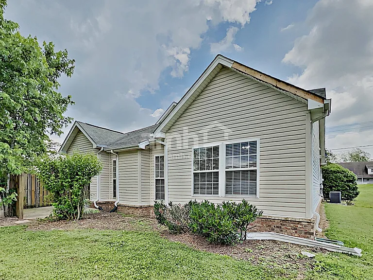 1001 Mallory Ln — Photo 18