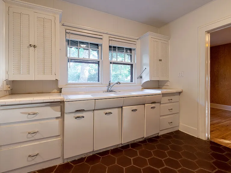 1554 S Campbell Ave — Photo 12