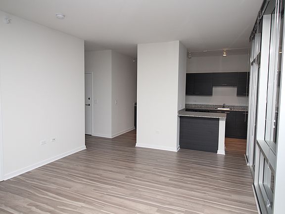 3rd image of 809 Lasalle St #23