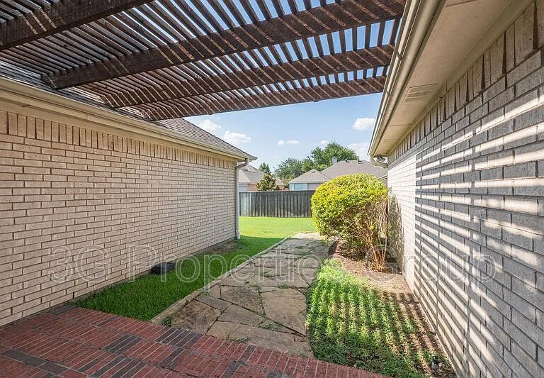 1316 Lochness Dr — Photo 28