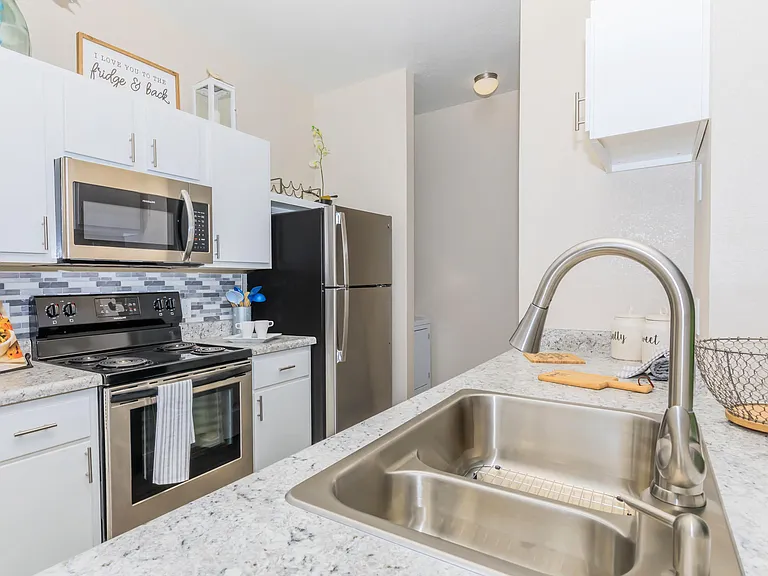 Riverwalk Luxury Apartments — Photo 7