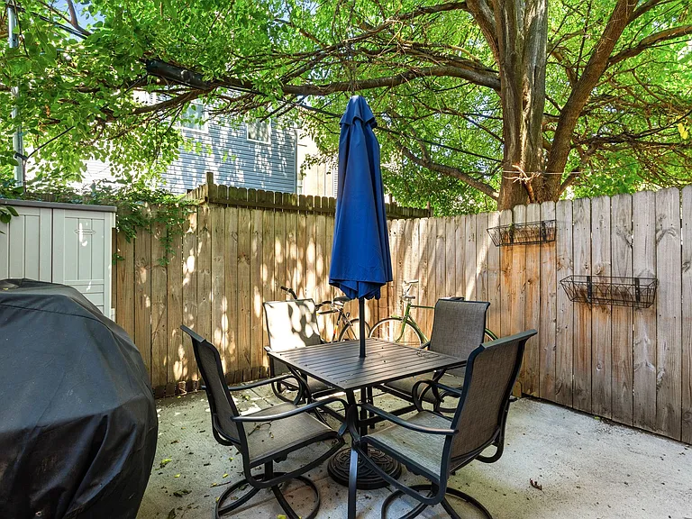 2318 E Thompson St — Photo 28