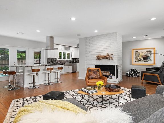 4th image of 217 Park Blvd N
