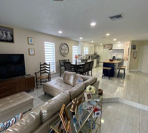 3rd image of 1701 WOODBRIDGE LAKES Circle