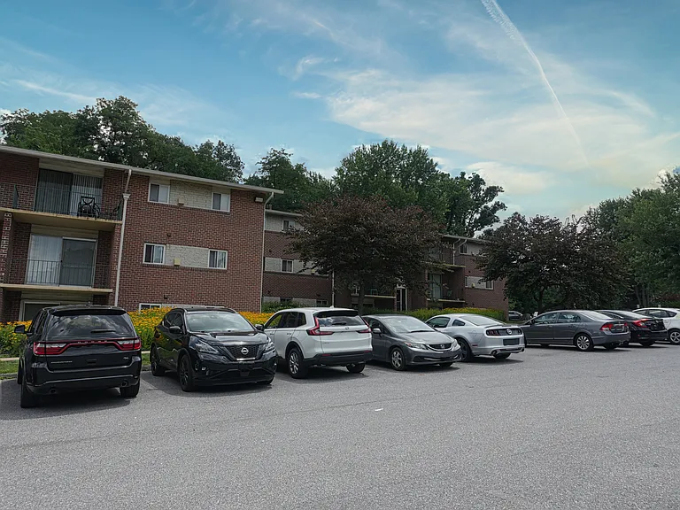 Edmondson Park Apartments — Photo 3