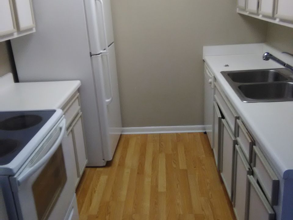 2nd image of 911 Camelot Dr