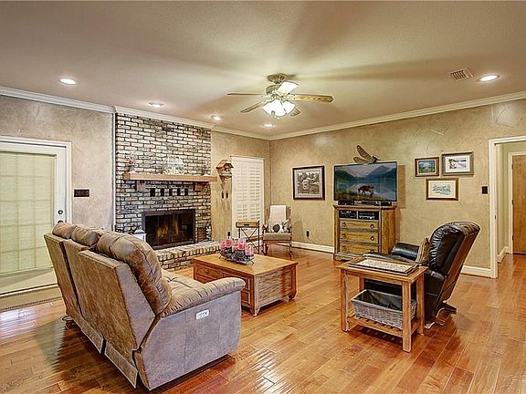 3rd image of 1105 British Blvd