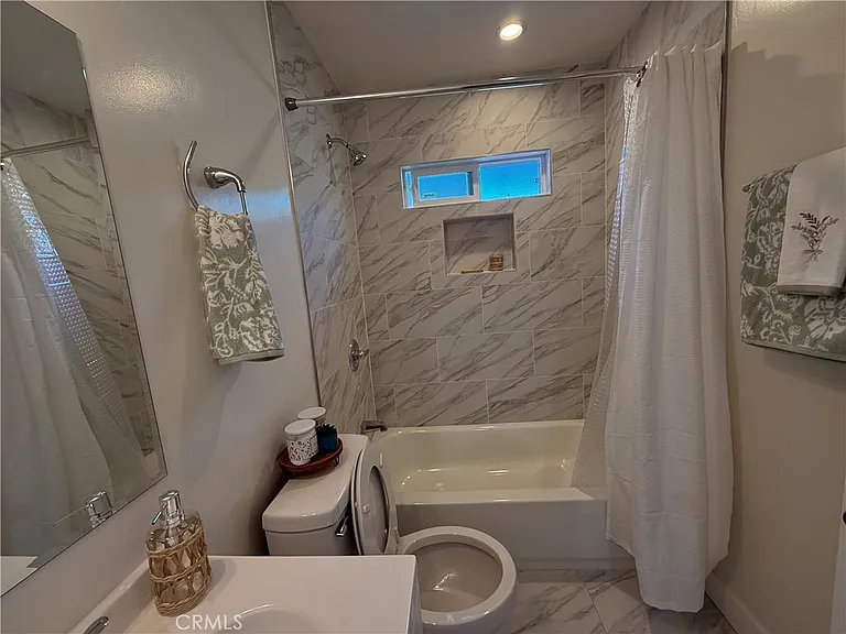 549 N Niagara St — Photo 2