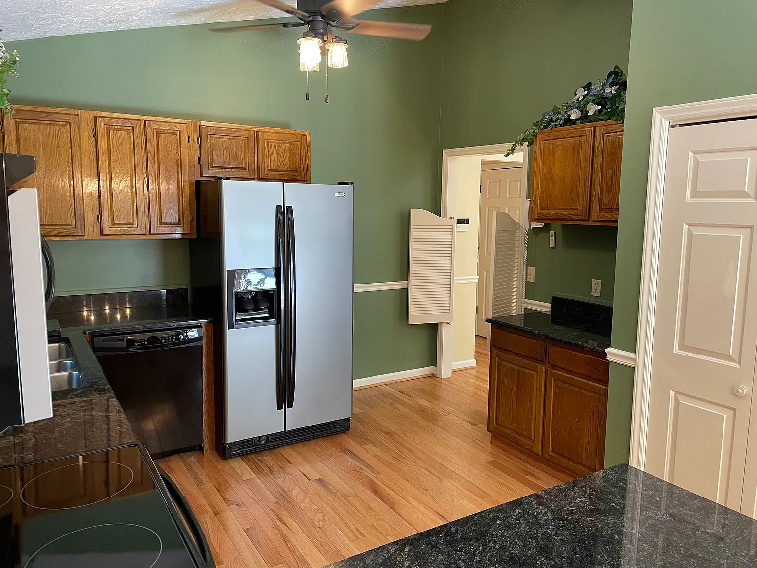 3 bed, 1409 sqft, $3,000 — Photo 4