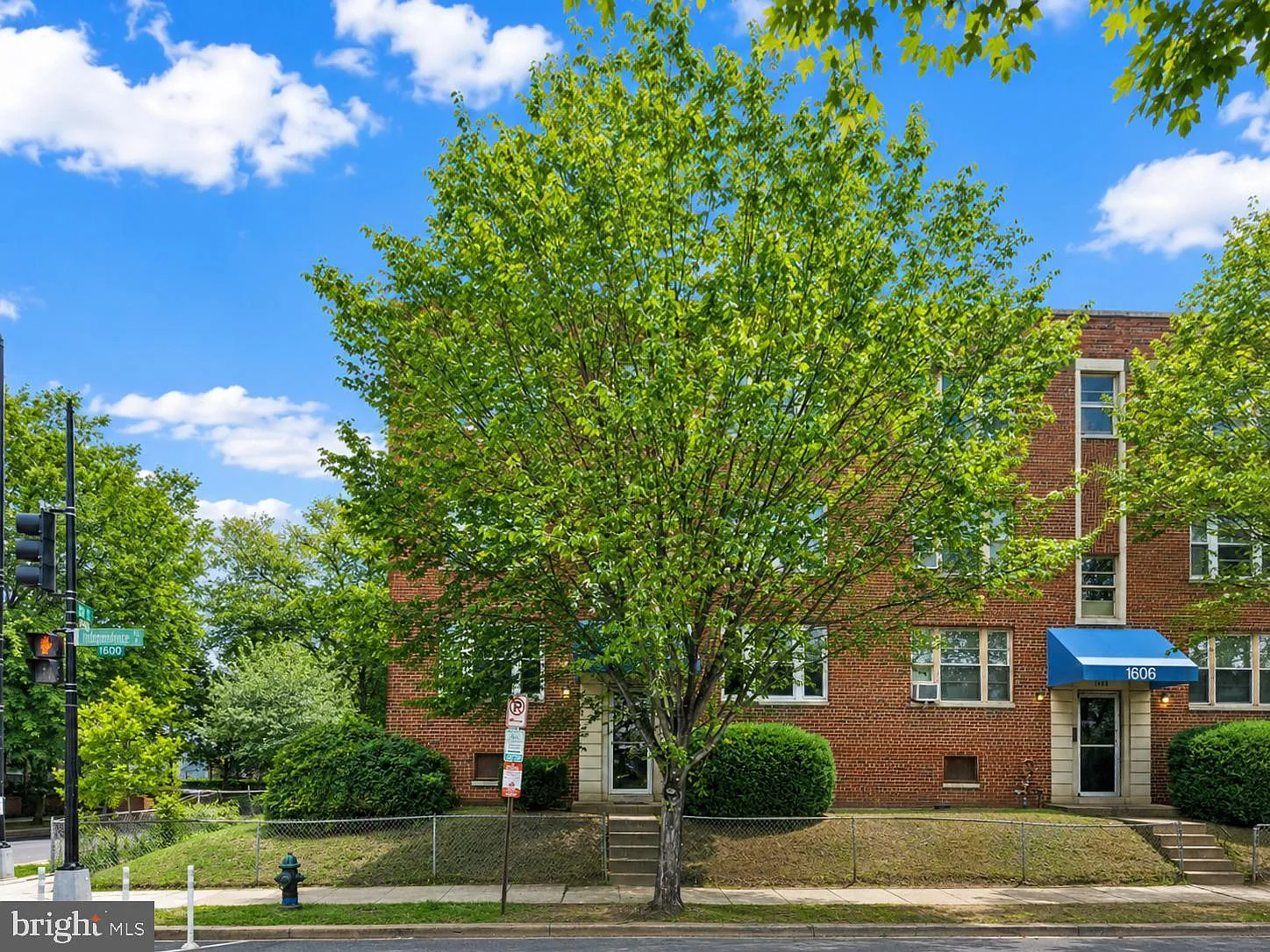 1 bed, 1.0 bath, 700 sqft, $2,000 — Photo 2