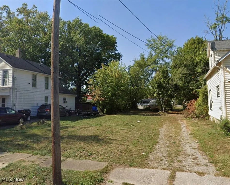 2334 Apple Ave photo 1