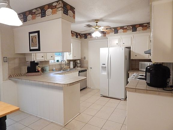 2nd image of 402 Willow Oak St