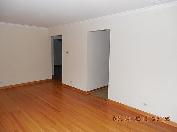 5th image of 215 E Dickens Ave