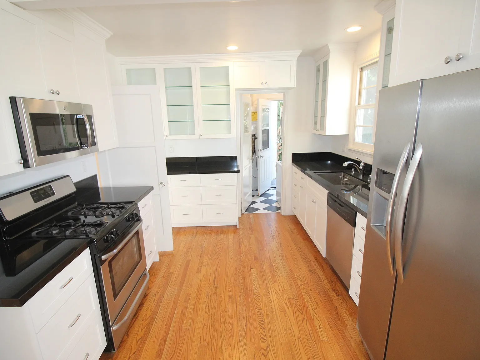 2 bed, 1000 sqft, $3,650 — Photo 1