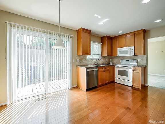 3rd image of 7421 Parkdale