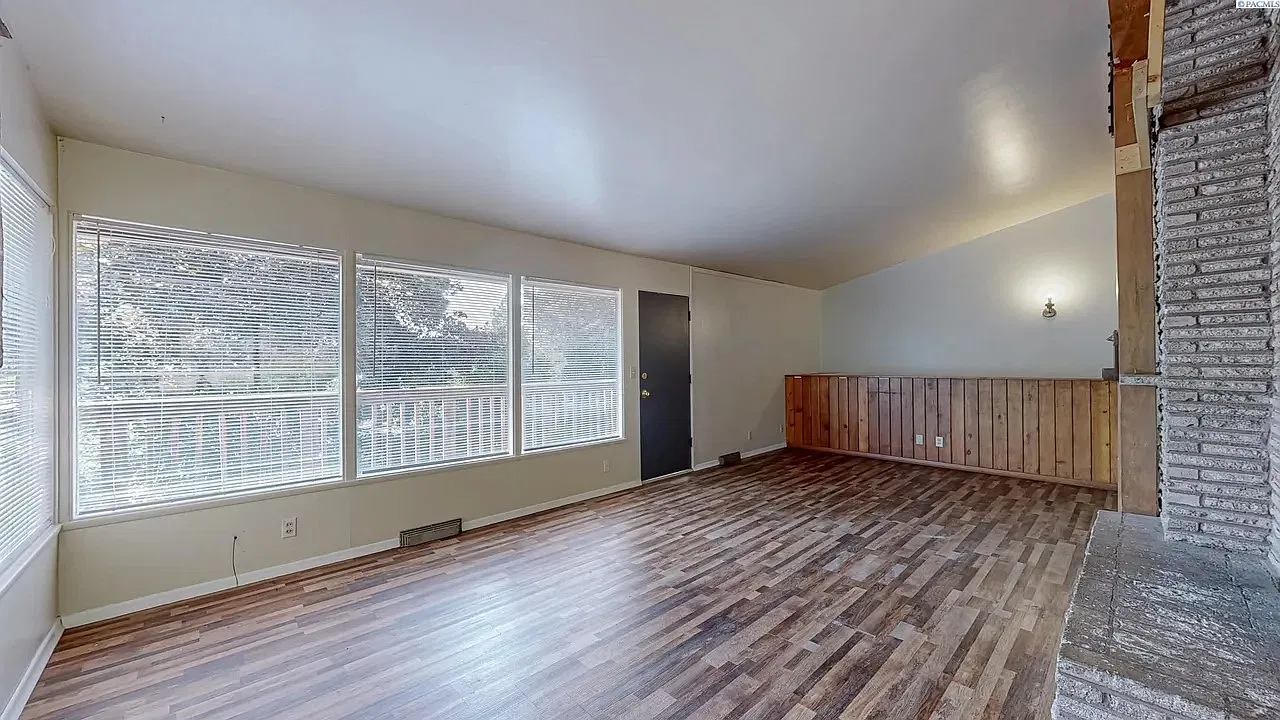 3 bed, 1300 sqft, $1,860 — Photo 2