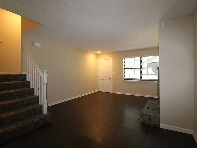 115 N Saxony Dr — Photo 3