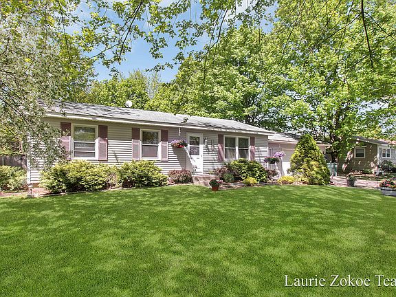 3rd image of 5831 Larkspur Ln