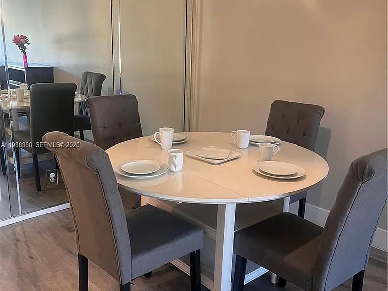 400 N Riverside Dr #214 — Photo 6