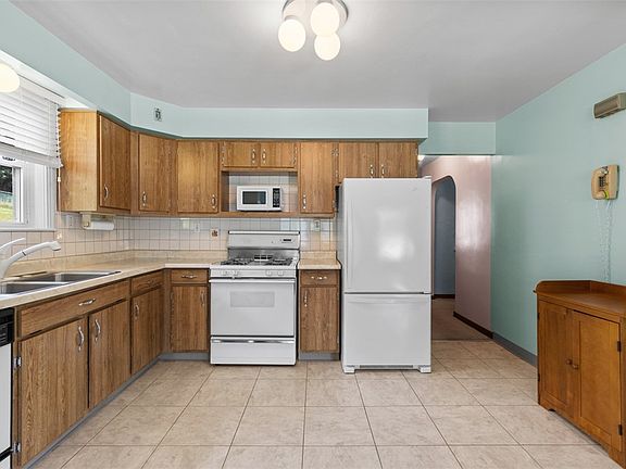 5th image of 3040 Broadway Ave