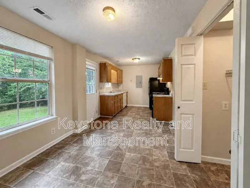 3 bed, 2.0 bath, 970 sqft, $1,225 — Photo 3