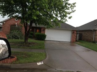 716 NE 21st St, Moore, OK 73160