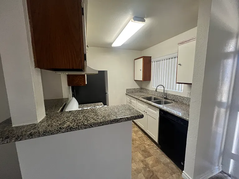 1959 Chestnut Ave #302 — Photo 6