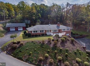 28 Douglas Ln, Berkeley Springs, WV 25411