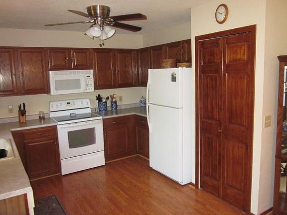 3rd image of 2417 Crestmount Ln