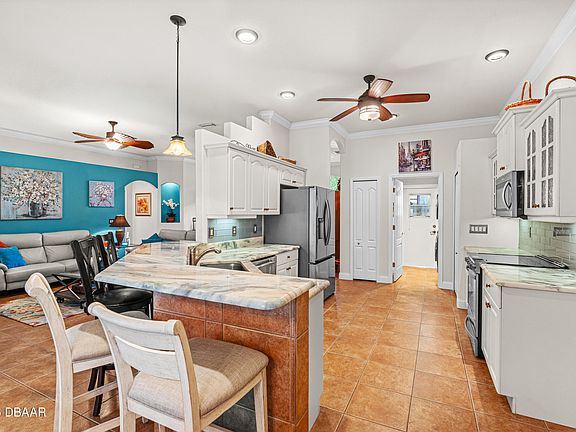 3rd image of 30 Acanthus Cir