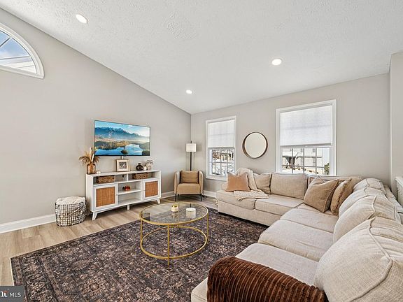 4th image of 19 White Willow Ct