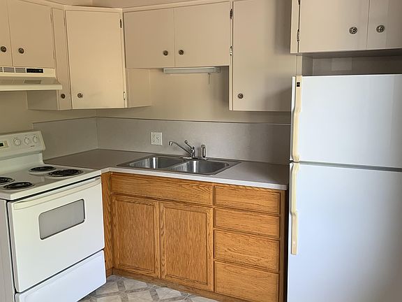 2nd image of 810 S Nehalem St #4