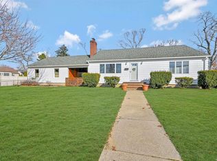 377 Commack Rd, Islip, NY 11751