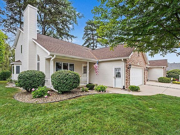 2nd image of 8 Thornapple Ct