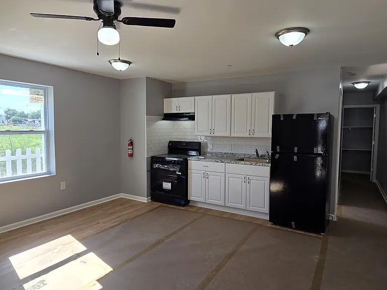 301 W 3rd St #2 — Photo 7
