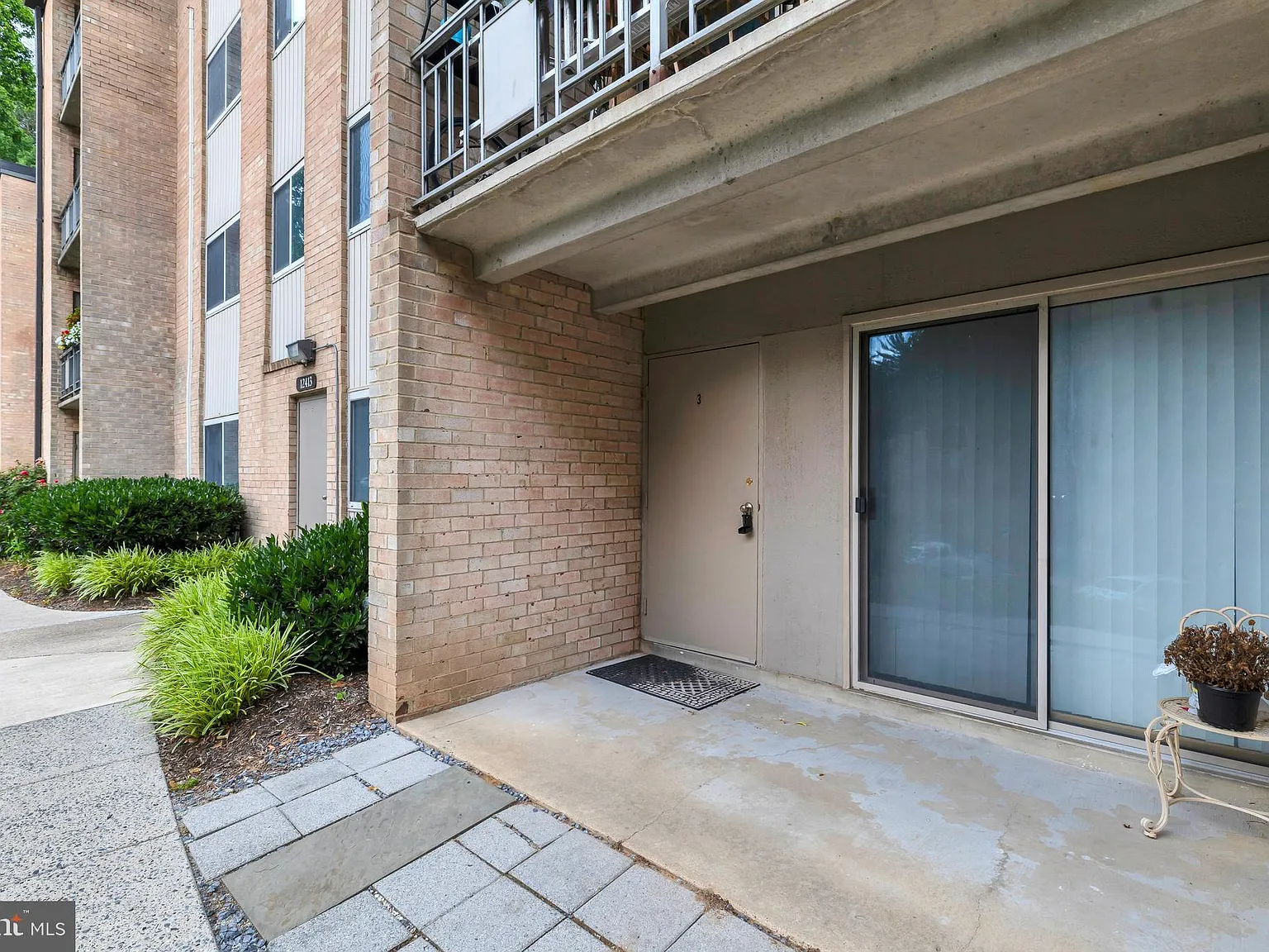 2 bed, 1.5 bath, 1007 sqft, $2,000 — Photo 2