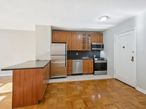 162-21 Powells Cove Boulevard image 5 of 21