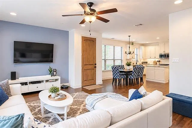 3 bed, 2.5 bath, 1984 sqft, $3,000 — Photo 3