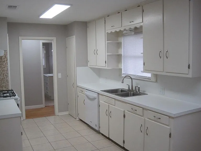 1124 Lawrence St — Photo 6