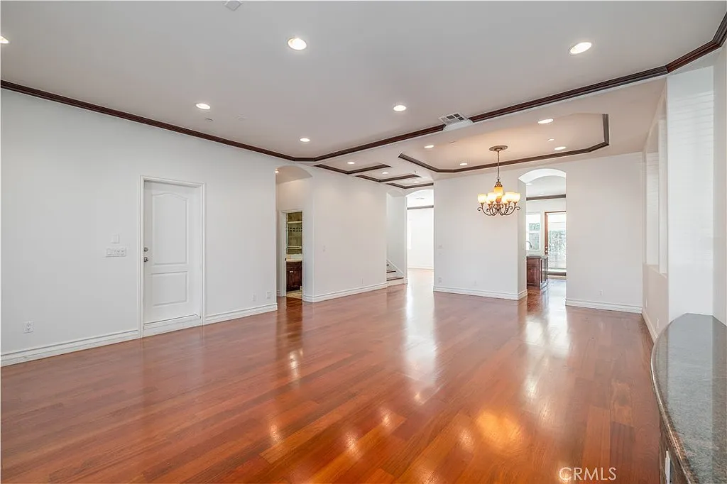 6 bed, 3470 sqft, $10,000 — Photo 3