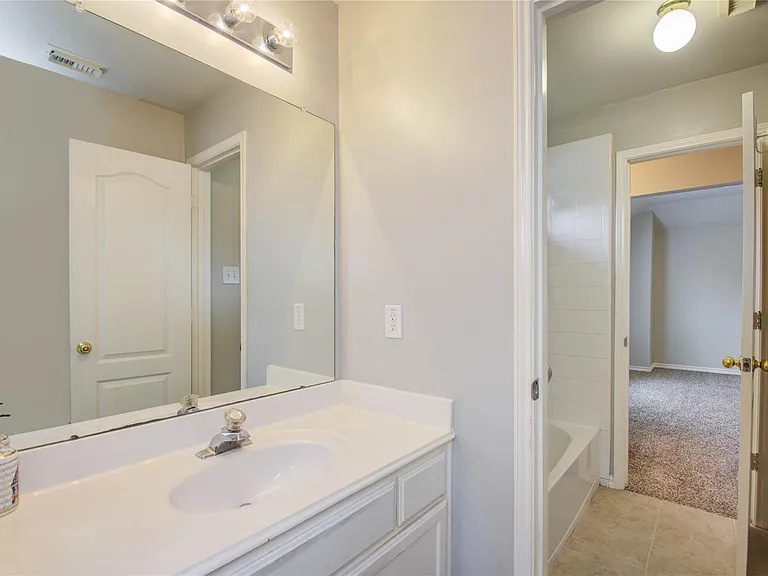411 Green Stone Ct — Photo 32