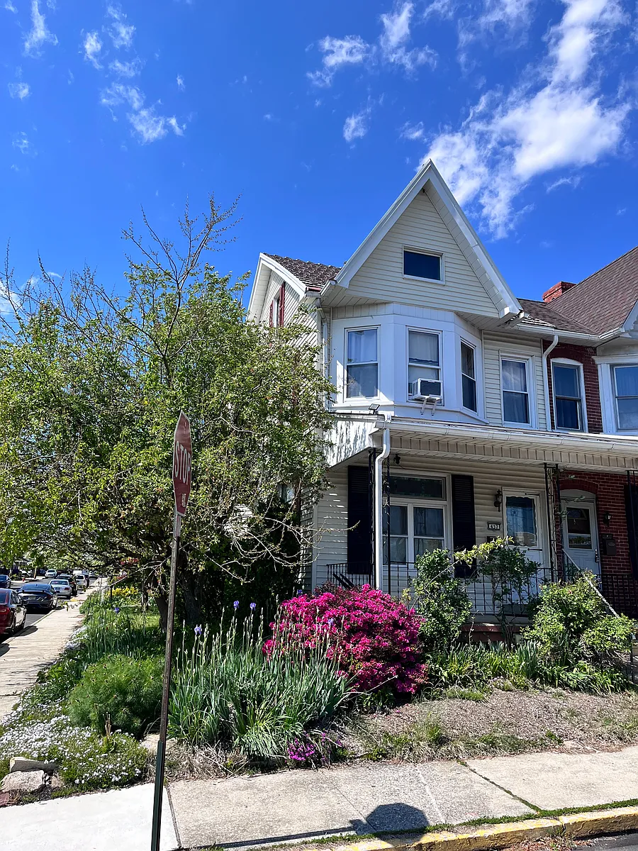 Building Photo - 437 Elm St