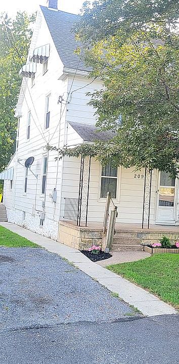 1st image of 209 1st St