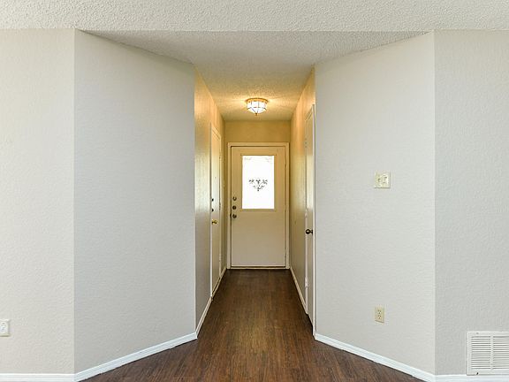 3rd image of 2649 Berkshire Ln