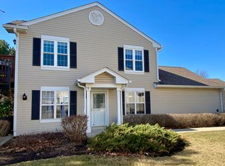 513 Windham Cove Dr, Crystal Lake, IL 60014