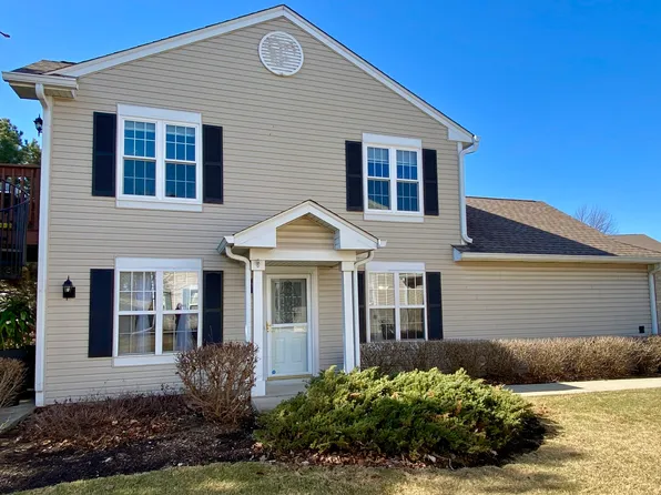 513 Windham Cove Dr, Crystal Lake, IL 60014