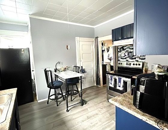 5th image of 163 Marion St