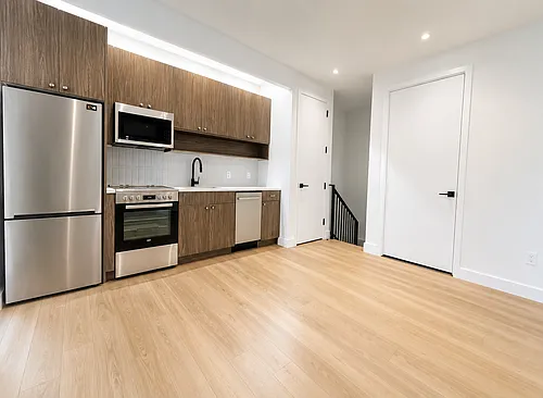 368 Leonard St Photo 1