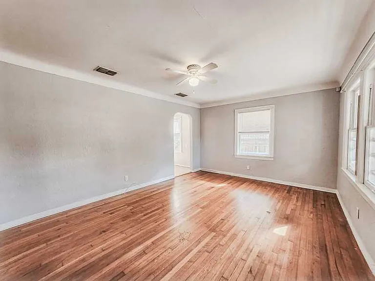 3241 Yale St N — Photo 3